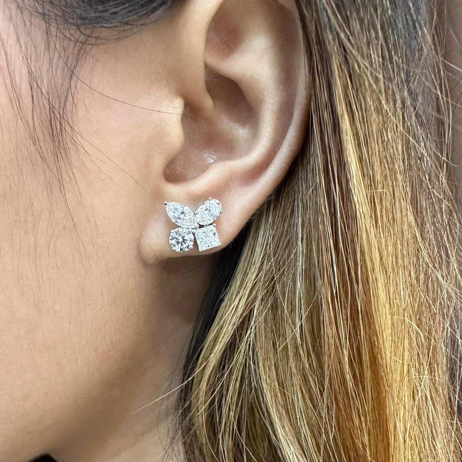4-Shaped Moissanite Stud Earrings 18K - Image 3