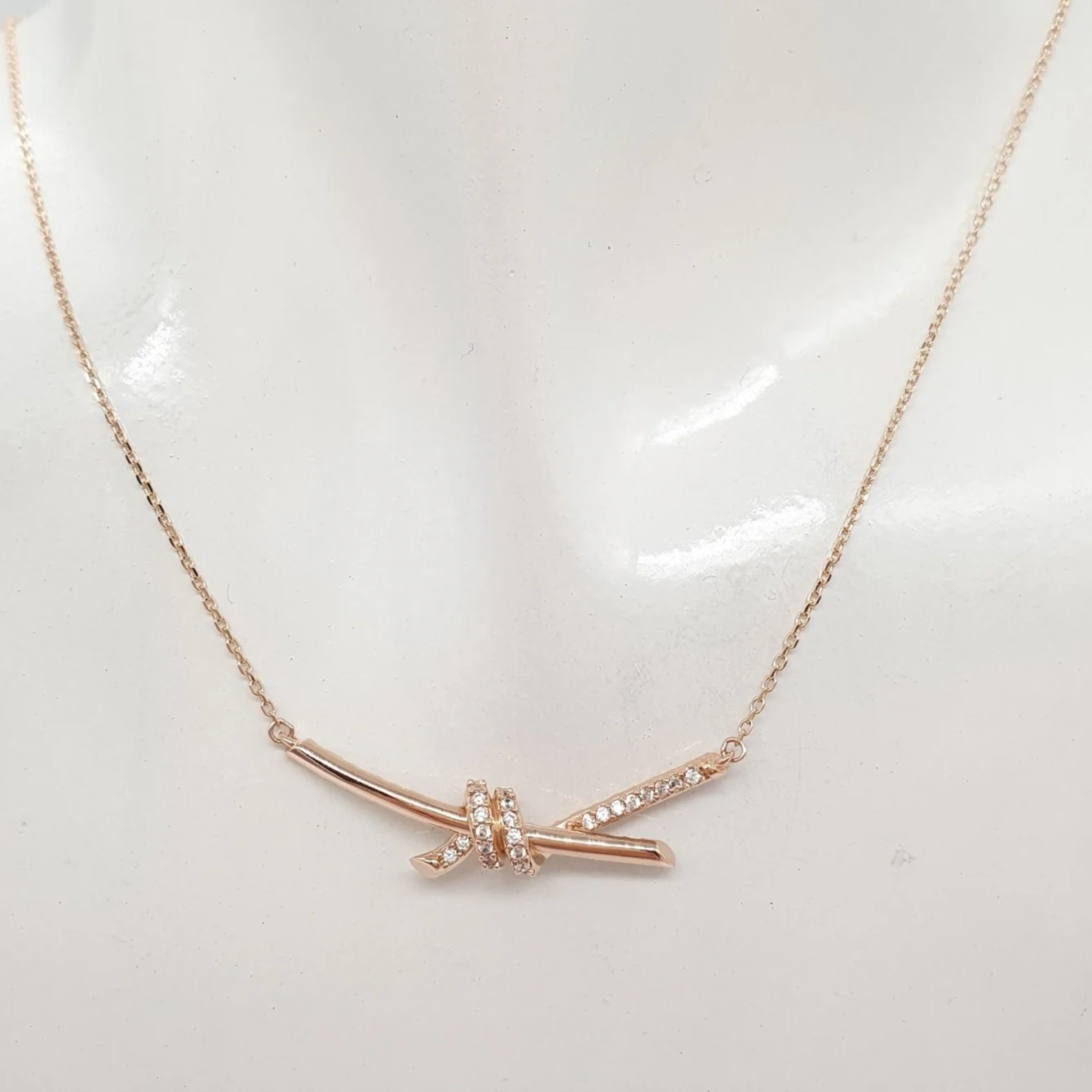 Fashionable Bar Knot Necklace 18K Gold - Image 3