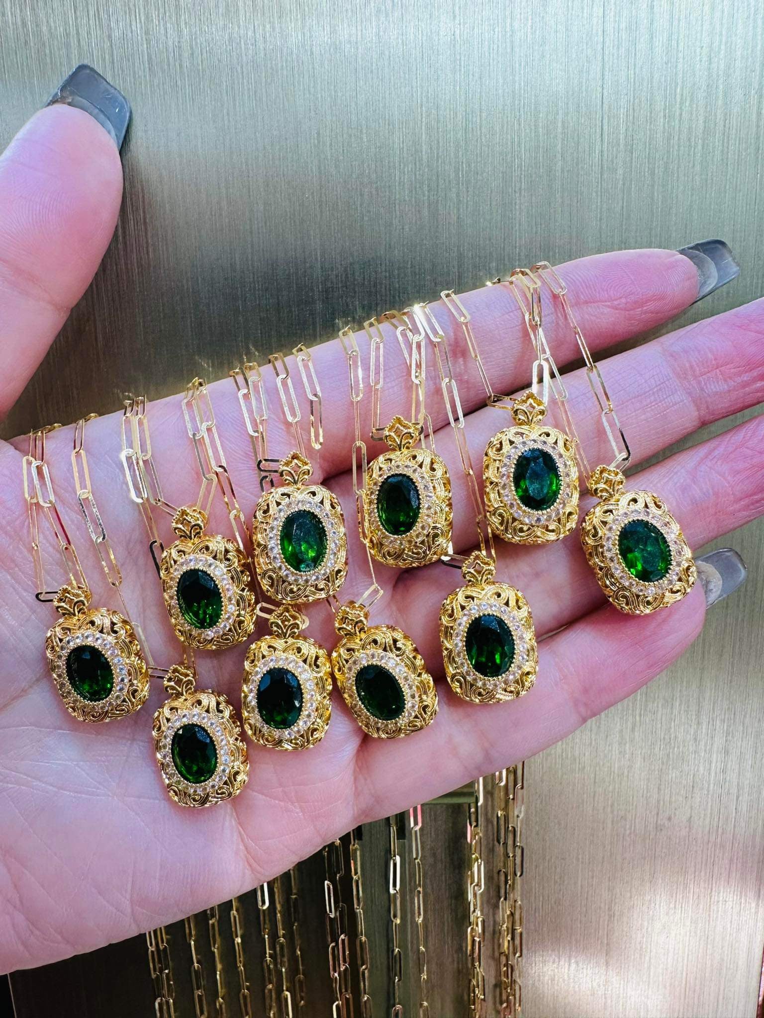 Vintage Emerald Oval Women’s Necklace 18K Gold - Image 2