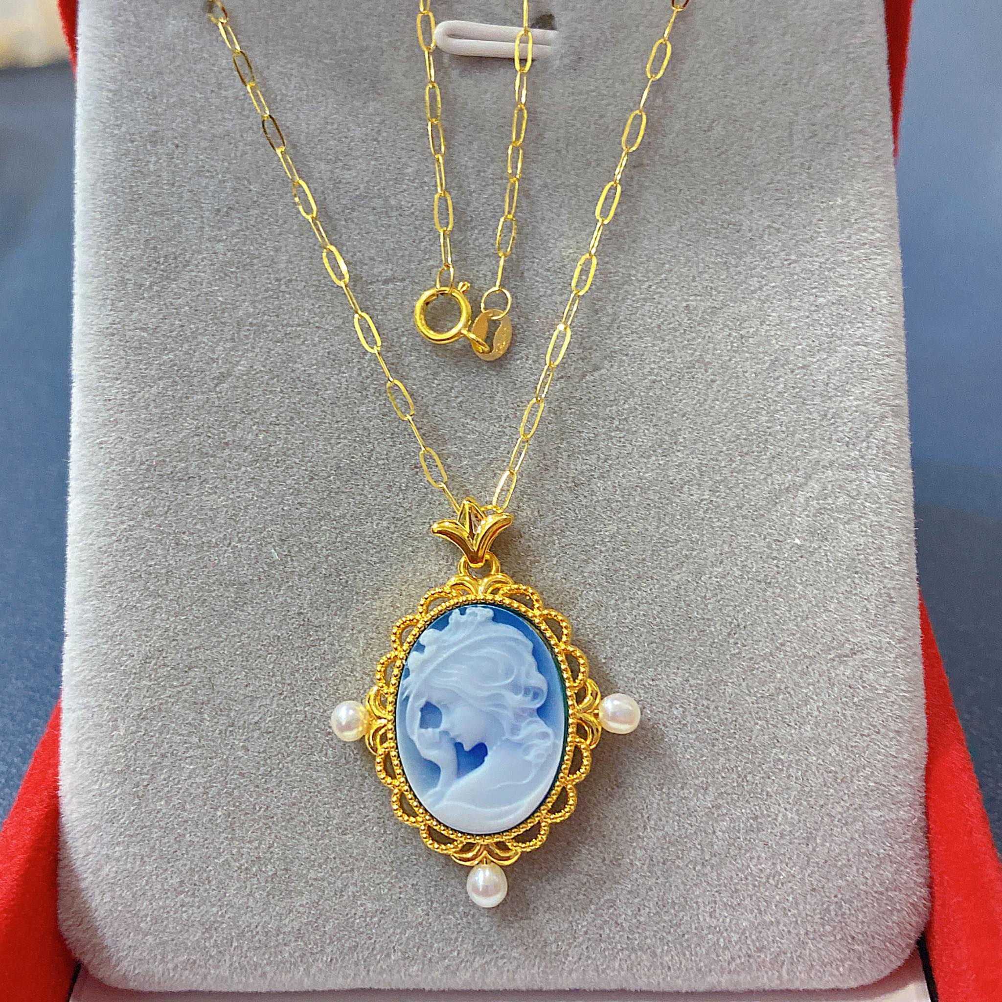 Round Cameo Pendant 18K Gold - Image 3