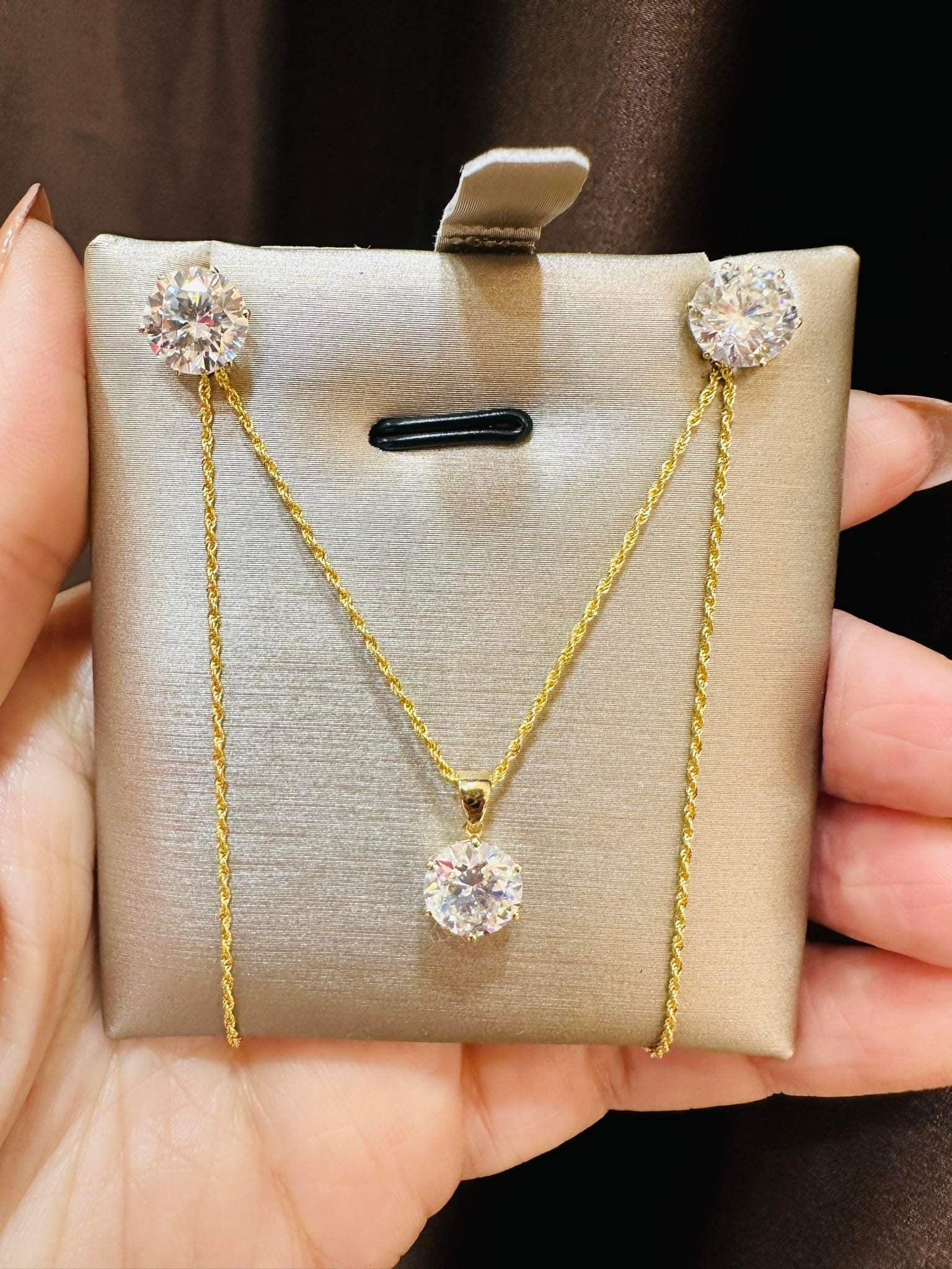 Round Moissanite Stud Jewelry Set 18K Gold - Image 2