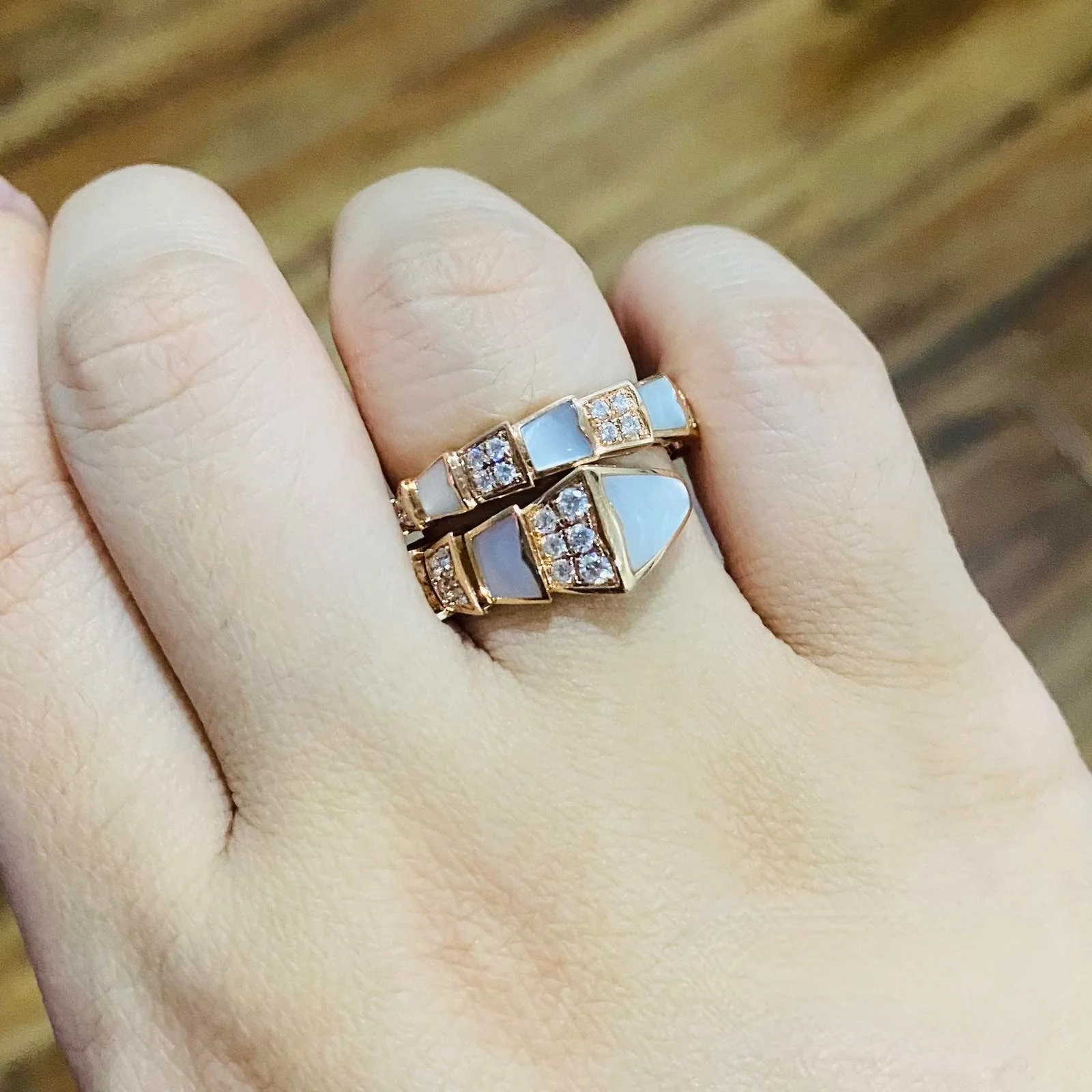 Serpenti Viper Ring 18K Rosegold with Diamonds - Image 3