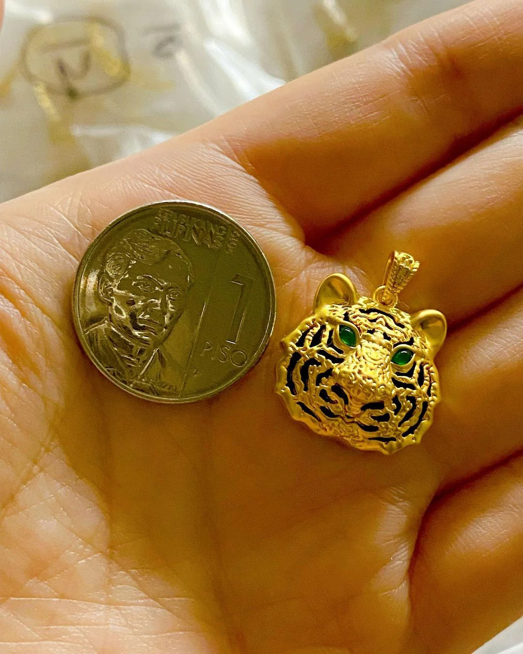 Tiger Pendant with Jade Eyes and Onyx Back 18K Gold - Image 4